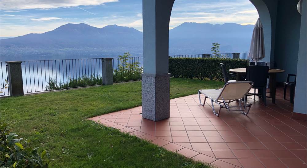 Terrazza con giardino vista lago