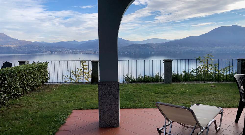 Terrazza con giardino vista lago
