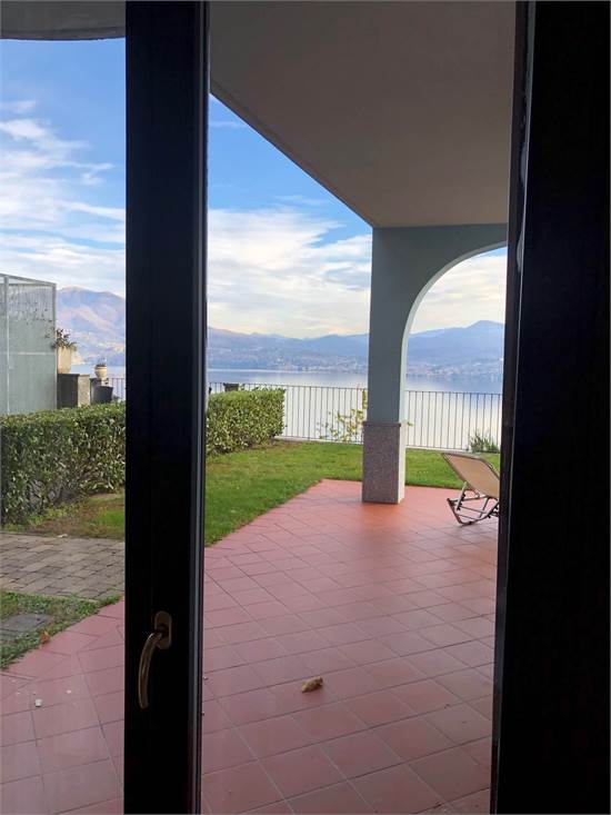 Terrazza con giardino vista lago