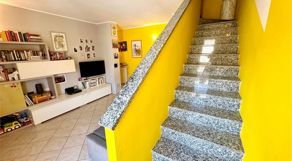 Soggiorno con scala accesso zona notte